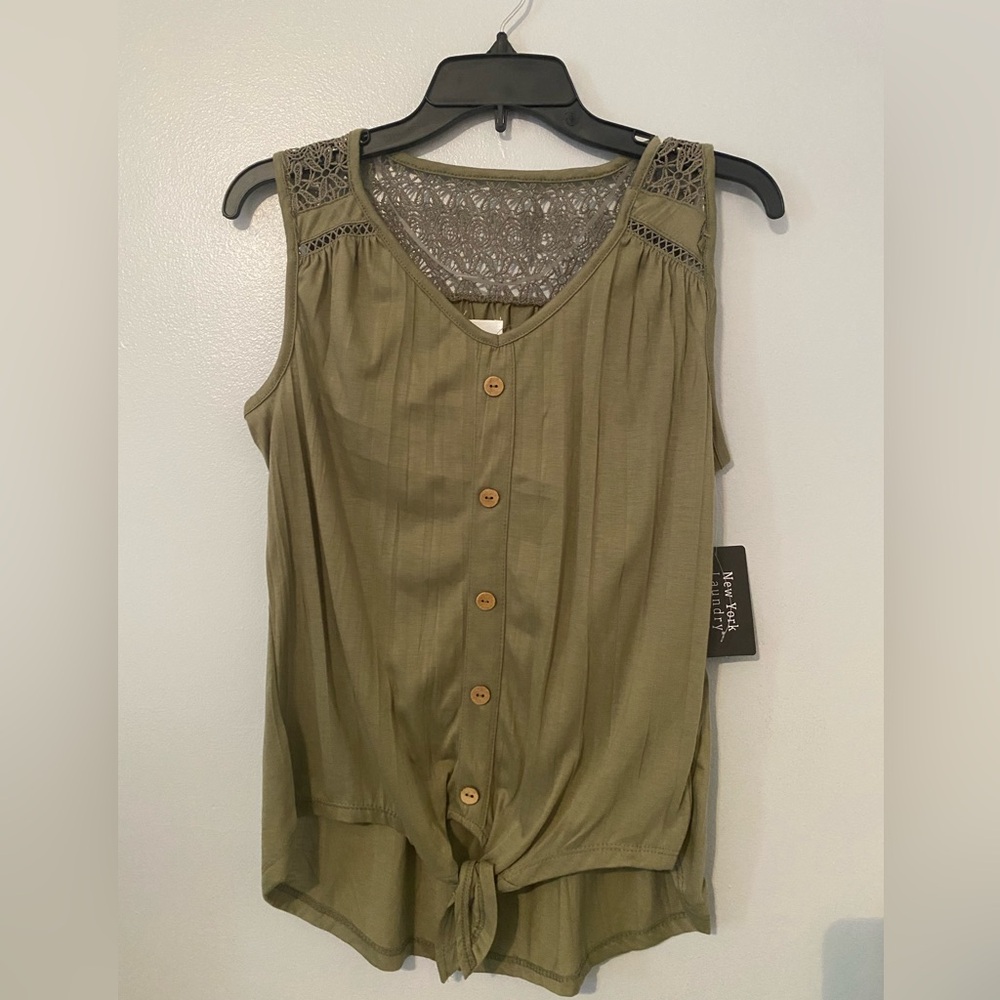 NWT Women’s New York Laundry Lace Detail, Tie Tank size med and small available
